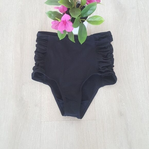 California kisses bikini bottom - Picture 3 of 6